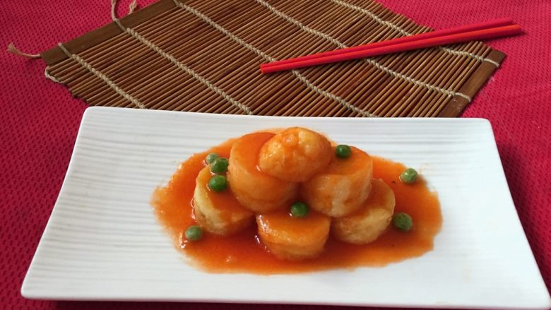 脆皮日本豆腐,如图待芡汁浓稠淋在豆腐上,美味的脆皮日本豆腐就做好了,快来品尝吧。
