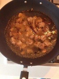 西红柿牛腩,牛腩变色后,加开水(开水要没过牛腩多些哟),开小火炖50分钟左右