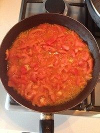 西红柿牛腩,另起锅炒西红柿,炒出红油后,加半碗水烧开后,倒入牛腩锅中