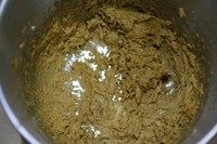 消化饼干,黄油软化加红糖、白砂糖。