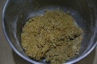 消化饼干,用橡皮刮刀搅拌至无干粉状态即可。