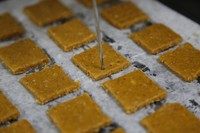 消化饼干,放进铺锡纸的烤盘上,在饼干上面扎一些小孔。
