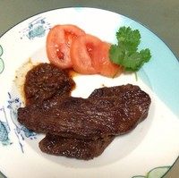 黑椒牛扒,牛肉（各部位的肉都可以，当然菲力,肋眼,肋排,牛小排最好，肉中夹杂均匀脂肪的，也就是常说的雪花牛肉最好吃）洗净，沥干水分，要用纸巾把血水吸干净。如果市场买的牛扒很厚，可以用刀背捶捶，让牛肉更松软。像常规做法一样，牛扒两面撒上<a style='color:red;display:inline-block;' href='/shicai/ 134333'>黑胡椒</a>，少许盐（因为后面要做酱汁，所以可以少放盐）涂抹均匀，然后淋上橄榄油（花生油，玉米油也可以）。