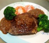 黑椒牛扒,配上酱汁,简单的黑椒牛扒就做好了!