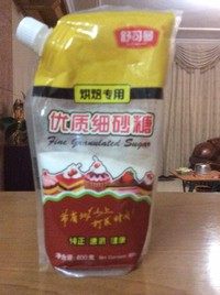 牛奶布丁 ,加入<a style='color:red;display:inline-block;' href='/shicai/ 10588'>糖</a>和柠檬汁（<a style='color:red;display:inline-block;' href='/shicai/ 10588'>糖</a>最好用细砂<a style='color:red;display:inline-block;' href='/shicai/ 10588'>糖</a>，因为它比较容易融化，不用静至。如果你用白砂<a style='color:red;display:inline-block;' href='/shicai/ 10588'>糖</a>的话就要把它静至3、4分钟）