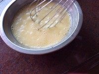 牛奶布丁 ,再加入沸腾的牛奶(倒牛奶的时候要慢慢一滴滴的倒 以免把鸡蛋烫熟了)然后用滤网过滤两次
