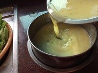 牛奶布丁 ,倒入一个容器中,封上保鲜膜,并用牙签在保鲜膜上面扎些小洞,但不要扎太多