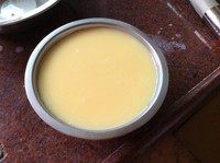 牛奶布丁 ,大火烧开一锅热水,水开了之后把布丁放入锅中,中小火隔水蒸15分钟左右