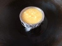 牛奶布丁 ,【具体时间要看你们的火候!只要把一根牙签插进布丁中央,牙签不会倒下去就要马上出炉了。有些朋友不注意蒸得太久,就会形成表面皱巴巴的现象。蒸得不够时间,布丁就不够凝固,无法食用】