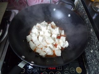 番茄豆腐,倒入豆腐块,小心翻炒。