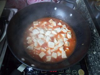 番茄豆腐,然后加入温水,温水没过豆腐即可,大火煮开后转小火炖煮。