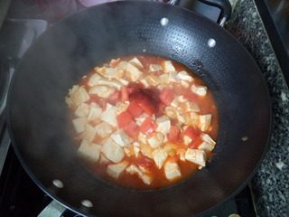 番茄豆腐,炖至汤汁收浓,再放入剩余的番茄块和番茄酱。