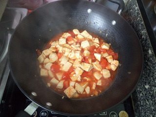 番茄豆腐,最后滴上香油,撒上葱花即可出锅。