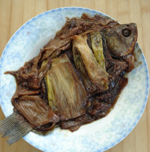 葱焅鲫鱼,将鱼慢慢倒入盘中,晾凉