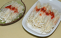 剁椒蒸金针菇,金针菇摆入盘中，中间部位均匀地铺上<a style='color:red;display:inline-block;' href='/shicai/ 803'>剁椒</a>。