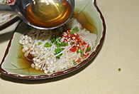 剁椒蒸金针菇,<a style='color:red;display:inline-block;' href='/shicai/ 846'>色拉油</a>烧热后，趁热浇在香葱和芝麻上即可。