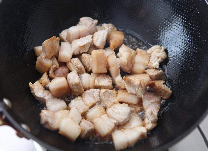 笋干红烧肉,下入五花肉,中小火煸炒至肉微微吐油,呈微黄色。