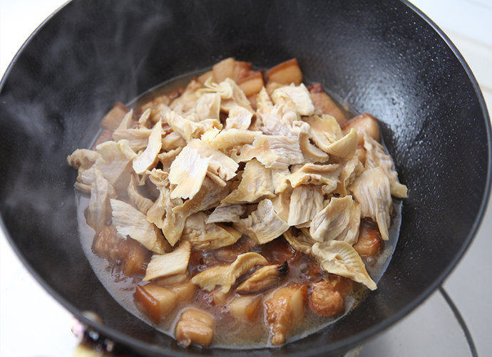 笋干红烧肉,倒入笋干,调入盐,盖上锅盖,转小火焖约60-90分钟至肉酥。