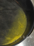 橙香鱼片,取一个鲜橙挤出橙汁。把橙汁加点糖和生粉水煮成芡汁淋在鱼片上;
