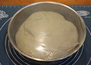 手撕蛋奶排包,完成第一次和面后再启动一次,加入切丁的黄油,中间融合的过程比较惨不忍睹,但坚持下去黄油揉进去了,面团开始变得有弹性和光滑,检查出膜状态,达到扩展阶段。取出装入大盆,发酵到2倍大,我还是用烤箱发酵的,放一杯热水,发酵档。