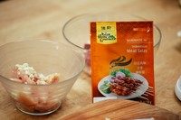 马来西亚沙嗲,然后放入沙嗲酱和适量油,搅拌均匀,放入冰箱冷藏2个小时,冷藏一晚更加入味,