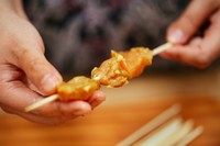 马来西亚沙嗲,将冷藏好的鸡肉和牛肉取出,用竹签串起,