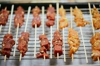 马来西亚沙嗲,将穿好的肉码放在烤盘上,放进预热好的烤箱15分钟,