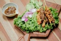 马来西亚沙嗲,考好以后,用小碗在装一碗沙嗲调料,吃的时候可以沾着调料一起吃,更加美味