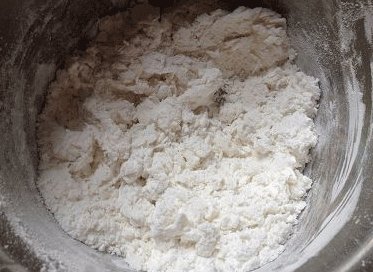 雨花石汤圆,慢慢冲入开水,边冲边搅拌;