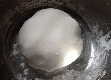 雨花石汤圆,等稍凉,和成面团,盖盖静置十分钟;
