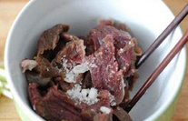 麻辣”牛肉“干,用盐、<a style='color:red;display:inline-block;' href='/shicai/ 718'>料酒</a>、白<a style='color:red;display:inline-block;' href='/shicai/ 10588'>糖</a>、<a style='color:red;display:inline-block;' href='/shicai/ 720'>胡椒粉</a>拌匀入味。<a style='color:red;display:inline-block;' href='/shicai/ 37'>姜</a>切片、葱白切段、<a style='color:red;display:inline-block;' href='/shicai/ 86474'>干辣椒</a>剪成小段备用。