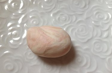 雨花石汤圆,包入馅料,搓圆后捏成椭圆型即可;