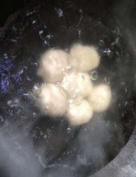 雨花石汤圆,大锅开水,大火煮沸后下入汤圆,盖盖水沸倒入一小碗冷水.水沸后再倒入一小碗冷水.第三次水沸后转中火煮至飘浮略膨胀后即可。