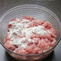 珍珠肉圆,加入适量盐和少许生粉;