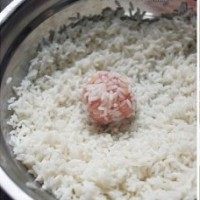 珍珠肉圆,腌好的肉馅捏成肉圆,放入糯米中滚动,使圆子外层均匀沾满一层糯米;