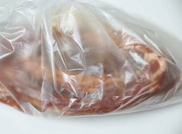 蜜汁香烤排骨 ,将抹过混合酱汁的排骨和剩余的酱汁一起装入保鲜袋中,后入冰箱腌制12小时以上;