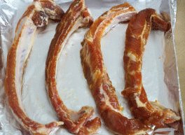蜜汁香烤排骨 ,烤盘上铺上锡纸,将排骨沥干下水份,摆入烤盘中;
