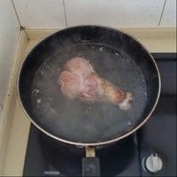 酱牛肉,新鲜的<a style='color:red;display:inline-block;' href='/shicai/ 4956'>牛腱子肉</a>,洗净,用热水焯五分钟,去血沫和杂质。
