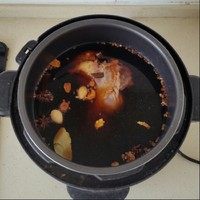 酱牛肉,加水,没过牛肉即可,开煮肉档,25分钟。煮好的牛肉,放在汤里浸泡两小时,更入味。