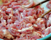 川味鱼香肉丝,先将猪肉切丝,用一点点生粉拌均备用;