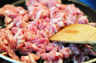 川味鱼香肉丝,锅里热油,下肉丝划散变色后盛起;