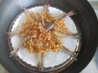 蒜蓉粉丝蒸虾,将炒好的蒜末浇在虾和粉丝上,并均匀浇上两勺鲜味酱油。