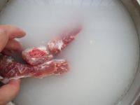微波红酒排骨,排骨用淘米水提前泡一会,泡去里面的血色捞出备用。