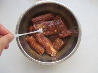 微波红酒排骨,用叉子在排骨上叉一下,也助于排骨很好的吸收入味。将腌好的排骨放入冰箱过夜,腌制越久越入味。