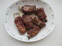 微波红酒排骨,取出来,表层撒上熟芝麻即可食用。
