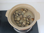 鹌鹑蛋红烧肉盖浇饭,<a style='color:red;display:inline-block;' href='/shicai/ 12'>鹌鹑蛋</a>冷<a style='color:red;display:inline-block;' href='/shicai/ 156925'>水</a>入锅，中火烧开后转小火煮5分钟左右，然后将<a style='color:red;display:inline-block;' href='/shicai/ 12'>鹌鹑蛋</a>捞出放入冰<a style='color:red;display:inline-block;' href='/shicai/ 156925'>水</a>方便剥壳。