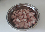 鹌鹑蛋红烧肉盖浇饭,<a style='color:red;display:inline-block;' href='/shicai/ 428'>五花肉</a>冲洗干净后切适当大小的块,加冷水、料酒浸泡20分钟去腥。