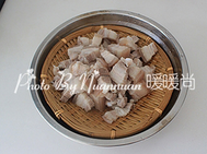 鹌鹑蛋红烧肉盖浇饭,将浸泡后的猪肉冷水入锅,加姜片3片大火烧开煮2-3分钟,然后捞出用温水冲洗干净后控水。