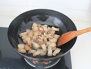 鹌鹑蛋红烧肉盖浇饭,锅内放少量的<a style='color:red;display:inline-block;' href='/shicai/ 849'>花生油</a>,放入处理好的五花肉,小火煸炒,将五花肉的肥油煸出来。