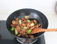鹌鹑蛋红烧肉盖浇饭,将煸炒出的肥油滤出,加葱段、姜片,<a style='color:red;display:inline-block;' href='/shicai/ 762'>老抽</a>煸炒至肉块上色。